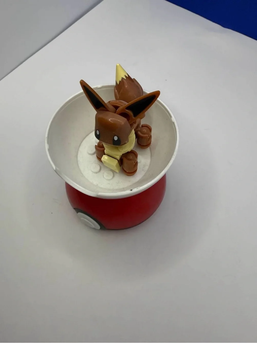 Pokémon Eevee Buildable Figure in Poké Ball Display Toy